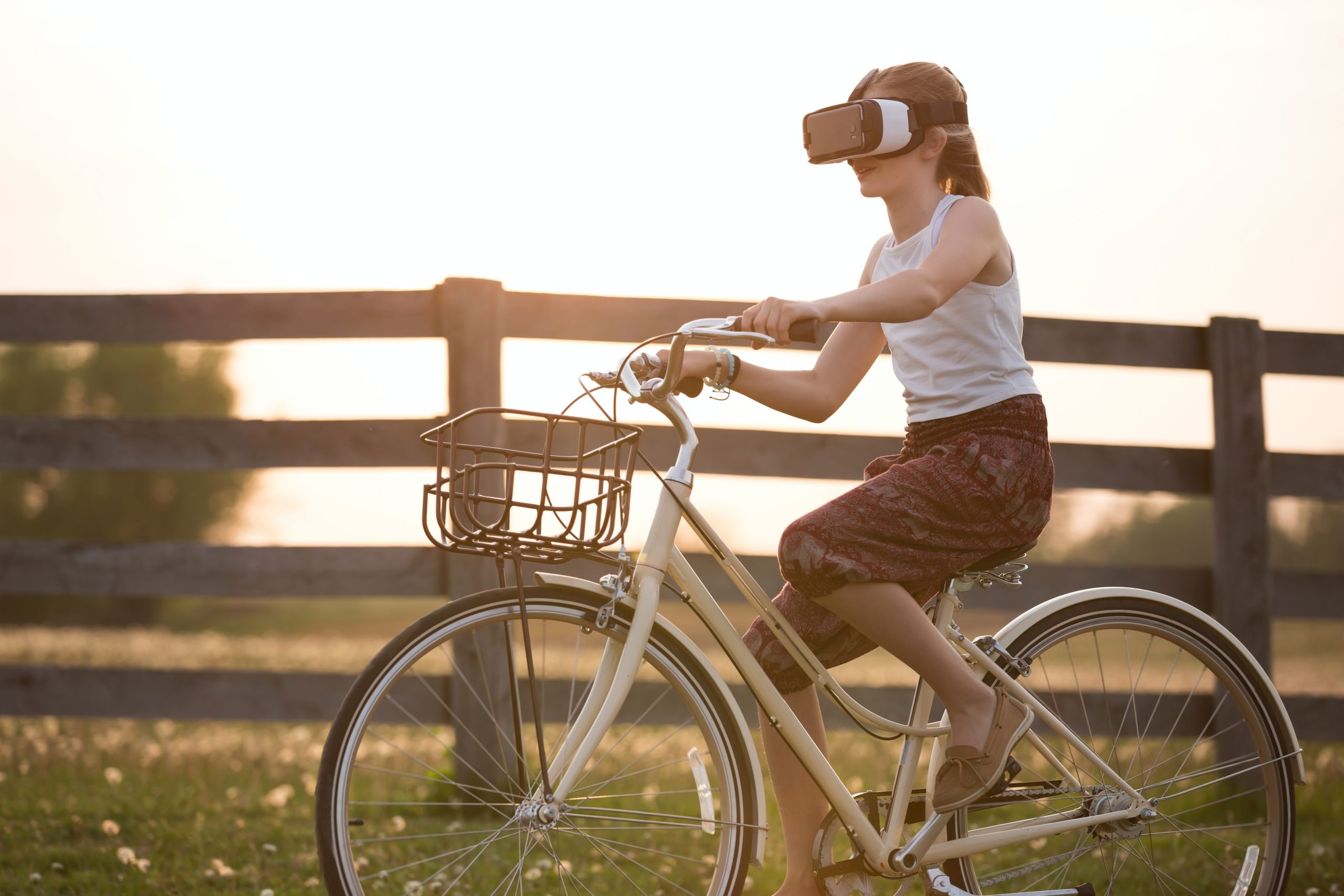 mujer en bicicleta con gafas experimentando turismo virtual